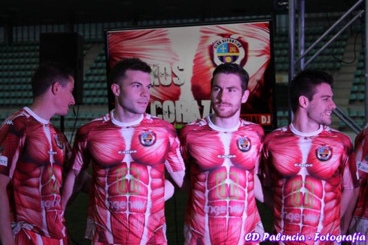 💪 Anatomiczna koszulka CD Palencia: kiedy piłka nożna naprawdę pokazała swoje mięśnie