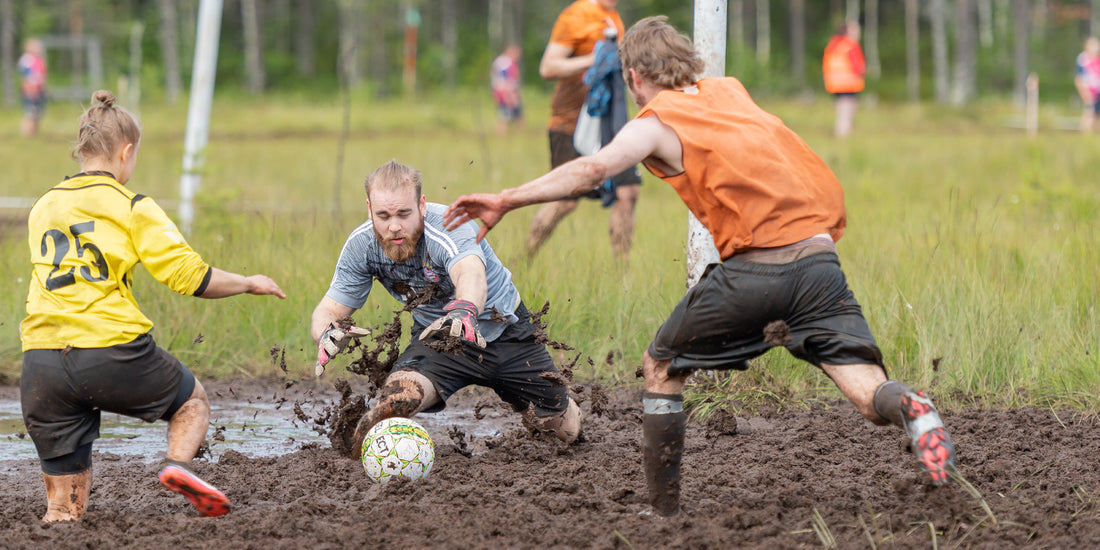 Błoto, śmiech i gole: mistrzostwa świata w swamp football 2025